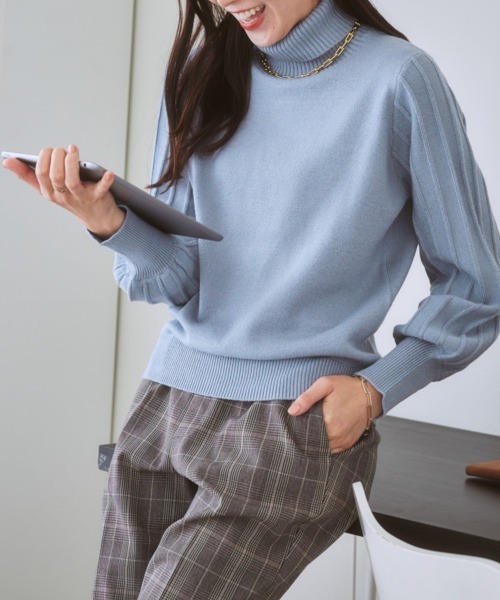 7days Life Styling（セブンデイズライフスタイリング）の「【パチパチしにくい】プリーツ風柄ボリューム袖ニット（しっとりなめらかムースタッチ）（ニット/セーター・レディース・グレイッシュベージュ/サックスブルー系/ネイビー/オフホワイト/杢グレー・M/LL/S/L）」の5枚目の写真