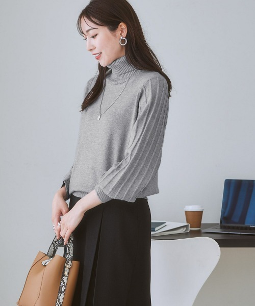 7days Life Styling（セブンデイズライフスタイリング）の「【パチパチしにくい】プリーツ風柄ボリューム袖ニット（しっとりなめらかムースタッチ）（ニット/セーター・レディース・グレイッシュベージュ/サックスブルー系/ネイビー/オフホワイト/杢グレー・M/LL/S/L）」の3枚目の写真