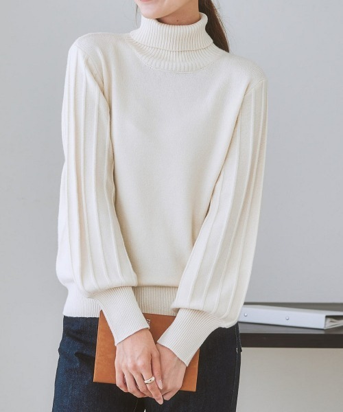 7days Life Styling（セブンデイズライフスタイリング）の「【パチパチしにくい】プリーツ風柄ボリューム袖ニット（しっとりなめらかムースタッチ）（ニット/セーター・レディース・グレイッシュベージュ/サックスブルー系/ネイビー/オフホワイト/杢グレー・M/LL/S/L）」の2枚目の写真