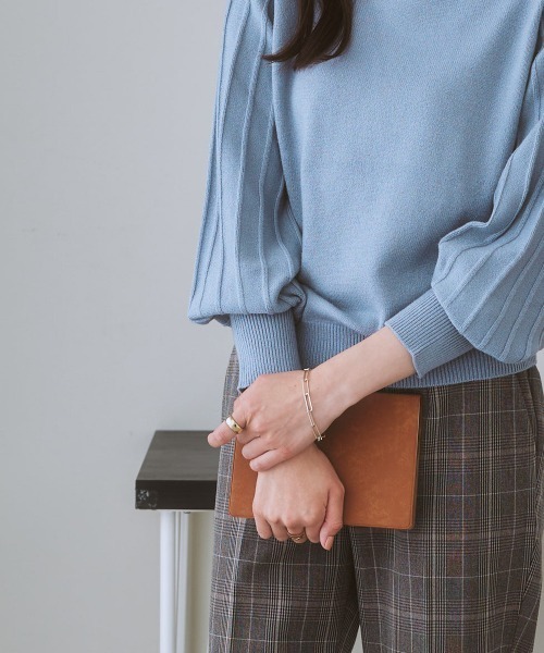 7days Life Styling（セブンデイズライフスタイリング）の「【パチパチしにくい】プリーツ風柄ボリューム袖ニット（しっとりなめらかムースタッチ）（ニット/セーター・レディース・グレイッシュベージュ/サックスブルー系/ネイビー/オフホワイト/杢グレー・M/LL/S/L）」の10枚目の写真