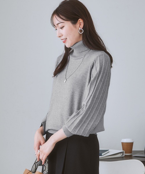 7days Life Styling（セブンデイズライフスタイリング）の「【パチパチしにくい】プリーツ風柄ボリューム袖ニット（しっとりなめらかムースタッチ）（ニット/セーター・レディース・グレイッシュベージュ/サックスブルー系/ネイビー/オフホワイト/杢グレー・M/LL/S/L）」の15枚目の写真