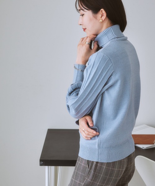 7days Life Styling（セブンデイズライフスタイリング）の「【パチパチしにくい】プリーツ風柄ボリューム袖ニット（しっとりなめらかムースタッチ）（ニット/セーター・レディース・グレイッシュベージュ/サックスブルー系/ネイビー/オフホワイト/杢グレー・M/LL/S/L）」の9枚目の写真