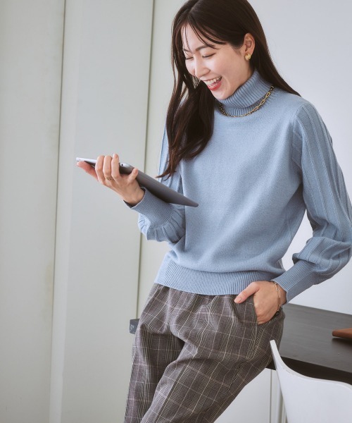 7days Life Styling（セブンデイズライフスタイリング）の「【パチパチしにくい】プリーツ風柄ボリューム袖ニット（しっとりなめらかムースタッチ）（ニット/セーター・レディース・グレイッシュベージュ/サックスブルー系/ネイビー/オフホワイト/杢グレー・M/LL/S/L）」の7枚目の写真