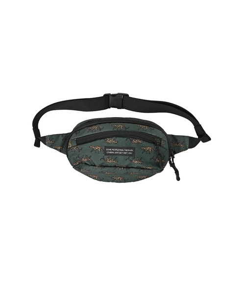 KiU（キウ）の「300D ボディバッグ ミニ（ボディバッグ/ウエストポーチ・メンズ・ブラック/ブラック系その他/ブルー系その他/タイガーカモ/アニマル/カラフル/ブラック×カーキ/レオパード/ブルー系その他2・FREE）」の8枚目の写真