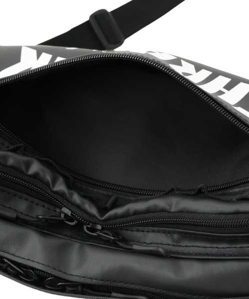 MASSIVE STORE(マッシブストア)の「【THRASHER/スラッシャー】ヨコショルダー(ショルダーバッグ・メンズ・ブラック/ホワイト・FREE)」の8枚目の写真