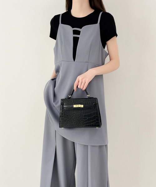 ECLIN(エクラン)の「スキッパネックペプラムフリルブラウスパンツセットアップ(セットアップ・レディース・ブラック/ベージュ/ブルーグレー・S/M)」の3枚目の写真