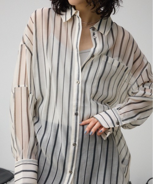 AZUL by moussy（アズールバイマウジー）の「バックスリットシアーオーバーシャツ（シャツ/ブラウス・レディース・ホワイト系その他/ブラウン/ライトブルー/ブラック/グレー/オフホワイト・FREE）」の3枚目の写真