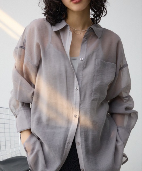 AZUL by moussy（アズールバイマウジー）の「バックスリットシアーオーバーシャツ（シャツ/ブラウス・レディース・ホワイト系その他/ブラウン/ライトブルー/ブラック/グレー/オフホワイト・FREE）」の5枚目の写真