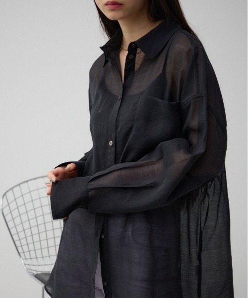 AZUL by moussy（アズールバイマウジー）の「バックスリットシアーオーバーシャツ（シャツ/ブラウス・レディース・ホワイト系その他/ブラウン/ライトブルー/ブラック/グレー/オフホワイト・FREE）」の4枚目の写真