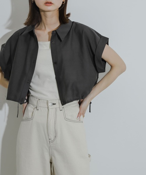 HEYUMM（ヘユム）の「ドロストクロップドシャツ（シャツ/ブラウス・レディース・ライトブルー/チャコールグレー/オフホワイト・ONE）」の3枚目の写真