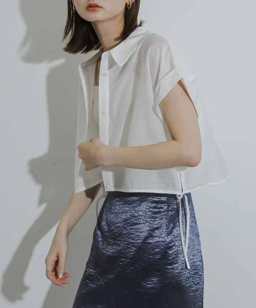 HEYUMM（ヘユム）の「ドロストクロップドシャツ（シャツ/ブラウス・レディース・ライトブルー/チャコールグレー/オフホワイト・ONE）」の6枚目の写真