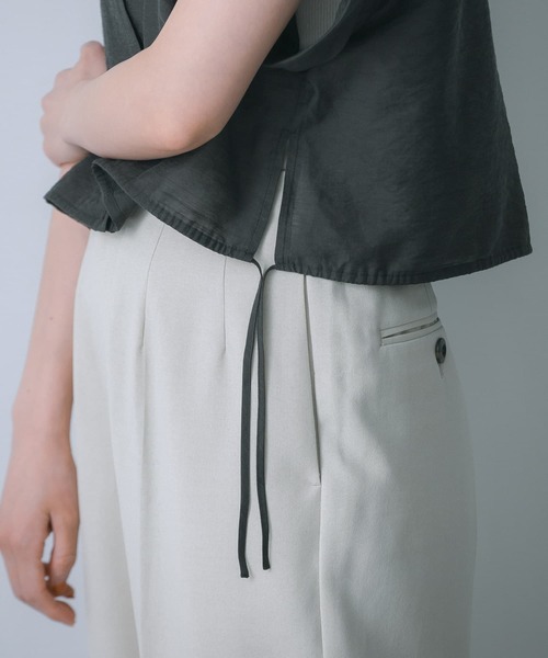 HEYUMM（ヘユム）の「ドロストクロップドシャツ（シャツ/ブラウス・レディース・ライトブルー/チャコールグレー/オフホワイト・ONE）」の10枚目の写真