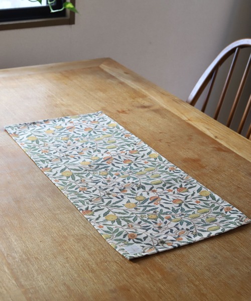 Jubilee（ジュビリー）の「テーブルセンター ランチョンマット 30x70cm ウィリアムモリス柄（ランチョンマット/テーブルウェア・レディース・その他8/その他10/その他13/その他1/その他2/その他3/その他5/その他11/その他6/その他14/その他15/その他16/その他4/その他7/その他9/その他12・70cm）」の2枚目の写真