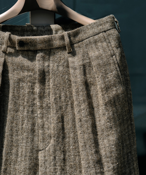 m's braque（エムズブラック）の「Ms BRAQUE for BOUCLE リネンウールヘリンボン タックワイド パンツ（スラックス・メンズ・カーキ・40/38/36）」の18枚目の写真