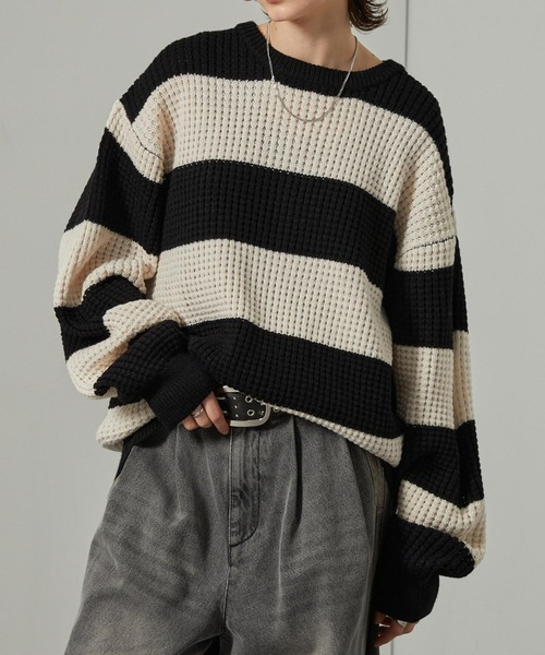 Alfred Alex（アルフレッドアレックス）の「【Alfred Alex】ボーダーバルキーワッフル オーバーサイズニット（ニット/セーター・メンズ・スモークグレー/ブラック/ブラウン/チャコール/ボルドー/オフホワイト/ブルーグレー・L/M）」の2枚目の写真