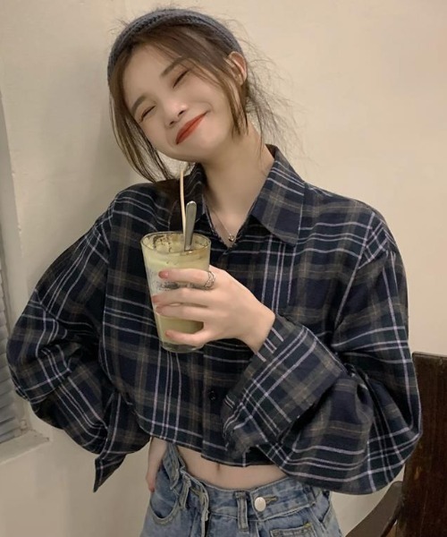 Teem Store(チームストア)の「ルーズシルエット ショート丈 チェックシャツ(シャツ/ブラウス・レディース・ベージュ/ネイビー・F)」の2枚目の写真