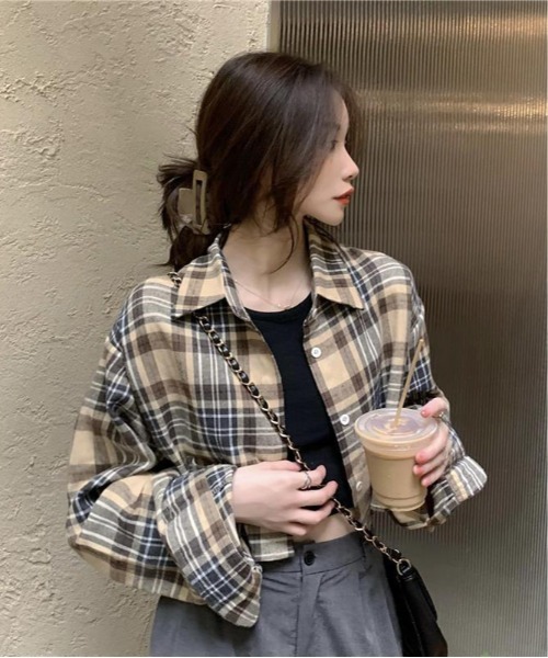 Teem Store(チームストア)の「ルーズシルエット ショート丈 チェックシャツ(シャツ/ブラウス・レディース・ベージュ/ネイビー・F)」の3枚目の写真