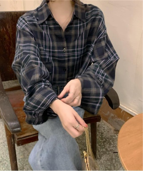 Teem Store(チームストア)の「ルーズシルエット ショート丈 チェックシャツ(シャツ/ブラウス・レディース・ベージュ/ネイビー・F)」の5枚目の写真