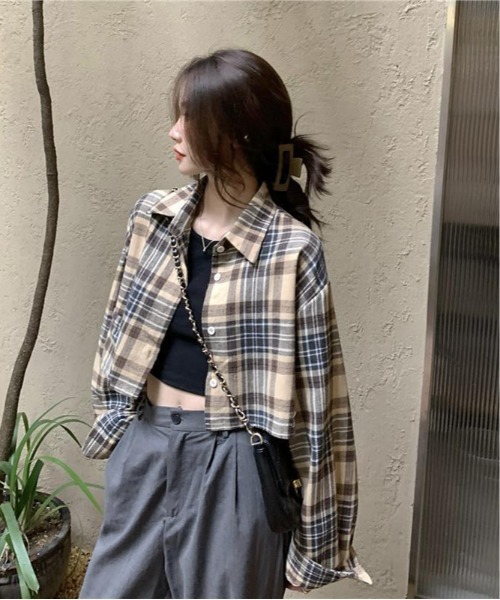Teem Store(チームストア)の「ルーズシルエット ショート丈 チェックシャツ(シャツ/ブラウス・レディース・ベージュ/ネイビー・F)」の4枚目の写真