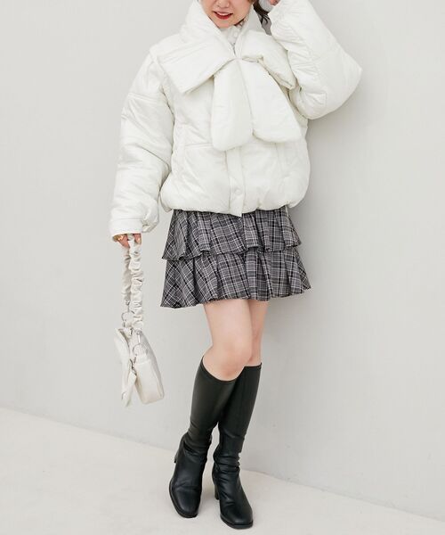 MAJESTIC LEGON（マジェスティックレゴン）の「リボンマフラーセット中綿ブルゾン（ダウンジャケット/コート・レディース・ブルー系その他2/ブルー系その他5/アイボリー・MEDIUM）」の2枚目の写真