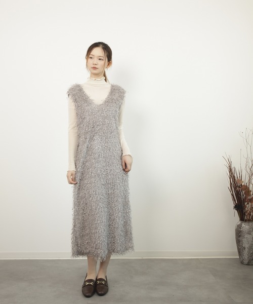 DRESS PLUS(ドレスプラス)の「フリンジ フェザーヤーン キャミワンピース(ワンピース・レディース・ベージュ/モカ/ブラック/グレー・M)」の3枚目の写真