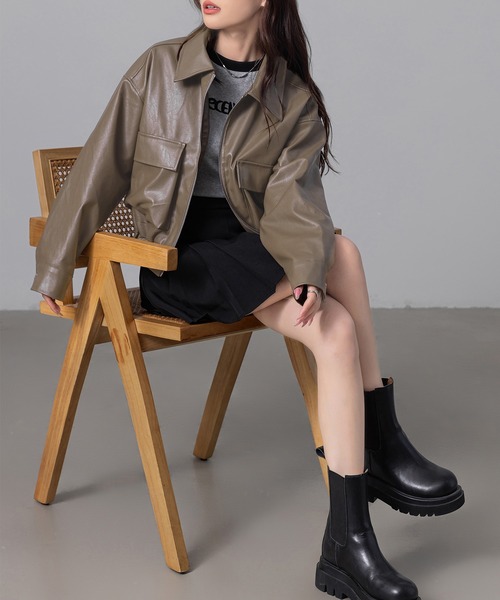 DAY CLOSET(デイ クローゼット)の「レディース 長袖キレカジギャザー合皮ライダースジャケット(ライダースジャケット・レディース・ブラック/グレイッシュベージュ・FREE)」の14枚目の写真