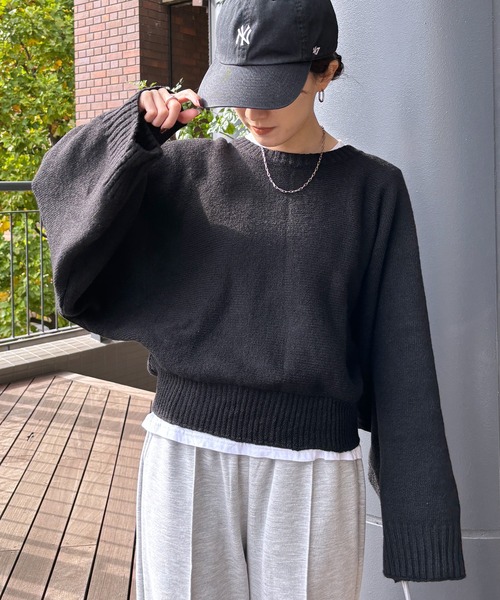 ISOOK（アイスー）の「【ISOOK / アイスー】 ボリュームスリーブドルマンニット / セーター クロップド丈 ショート丈 短丈 オーバーサイズ ビックシルエット ボリュームスリーブ クルーネック ぽわん袖 グレー ライトグレー チャコール ブラック 黒 ZOZOTOWN限定（ニット/セーター・レディース・ブラック/チャコール/ライトグレー・FREE）」の2枚目の写真