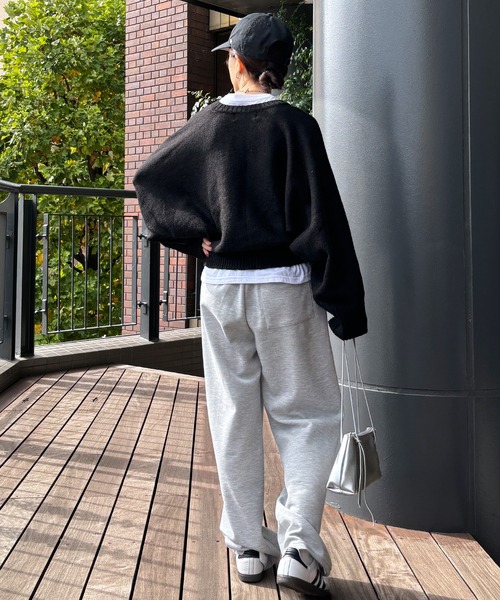 ISOOK（アイスー）の「【ISOOK / アイスー】 ボリュームスリーブドルマンニット / セーター クロップド丈 ショート丈 短丈 オーバーサイズ ビックシルエット ボリュームスリーブ クルーネック ぽわん袖 グレー ライトグレー チャコール ブラック 黒 ZOZOTOWN限定（ニット/セーター・レディース・ブラック/チャコール/ライトグレー・FREE）」の12枚目の写真