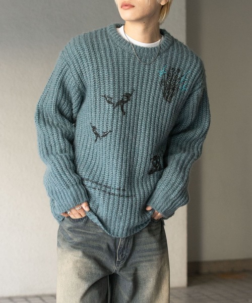 SENSE OF PLACE by URBAN RESEARCH(センスオブプレイスバイアーバンリサーチ)の「グラフィックプリントルーズクルーネックニット(ニット/セーター・メンズ・グレー/ブルー/パープル・LARGE/MEDIUM)」の2枚目の写真