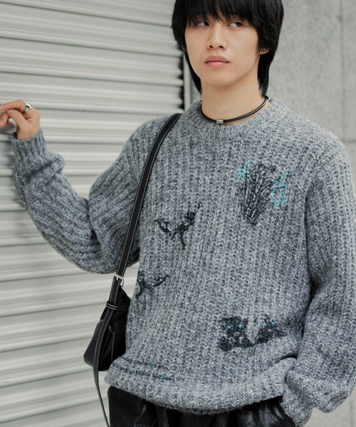 SENSE OF PLACE by URBAN RESEARCH(センスオブプレイスバイアーバンリサーチ)の「グラフィックプリントルーズクルーネックニット(ニット/セーター・メンズ・グレー/ブルー/パープル・LARGE/MEDIUM)」の12枚目の写真