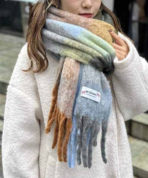 w closet(ダブルクローゼット)の「【3色展開】チェックマフラー(マフラー・レディース・ブラウン/レッド/サックスブルー・ONE SIZE)」の3枚目の写真