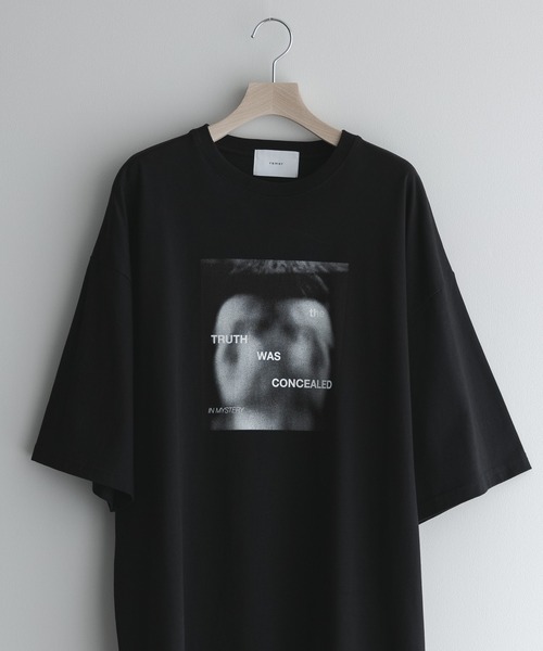 remer（リメール）の「loose graphic over Tee / ルーズグラフィックオーバーTシャツ（Tシャツ/カットソー・メンズ・ブラック系その他/ホワイト系その他/ホワイト系その他2/ブラック系その他3/ブラック系その他2/ホワイト系その他3・X-SMALL/SMALL/MEDIUM/LARGE）」の4枚目の写真