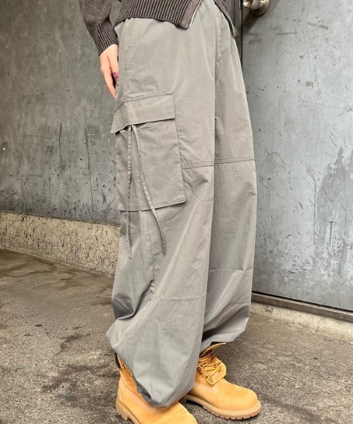 Ray BEAMS（レイビームス）の「ストラップ カーゴ ワイド パンツ（カーゴパンツ・レディース・ブラック/アイボリー/ピンク/シルバー・1/0）」の4枚目の写真