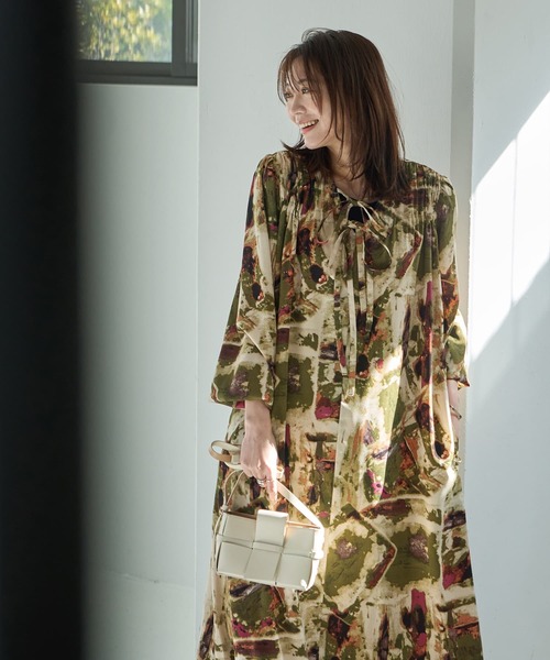 STYLE DELI(スタイルデリ)の「ダブルリボンアート柄ワンピース(ワンピース・レディース・ブルー/カーキ・SMALL/MEDIUM)」の2枚目の写真