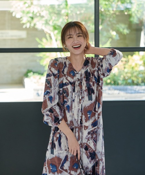 STYLE DELI(スタイルデリ)の「ダブルリボンアート柄ワンピース(ワンピース・レディース・ブルー/カーキ・SMALL/MEDIUM)」の1枚目の写真