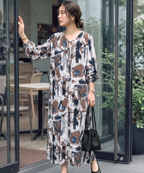 STYLE DELI(スタイルデリ)の「ダブルリボンアート柄ワンピース(ワンピース・レディース・ブルー/カーキ・SMALL/MEDIUM)」の3枚目の写真