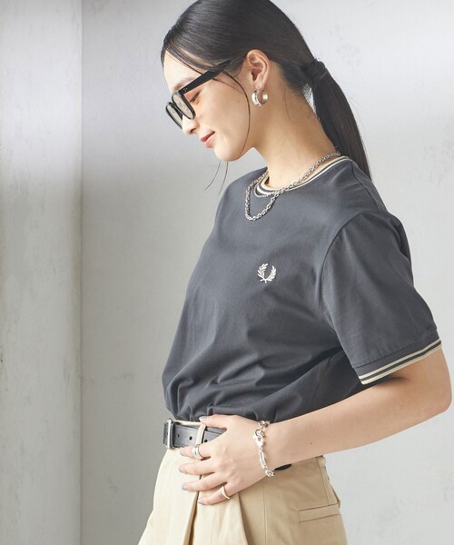 FRED PERRY(フレッドペリー)の「FRED PERRY:M1588 TWIN TIPPED TEE(Tシャツ/カットソー・レディース・ブラック/ダークグレー/グリーン/ネイビー/ライトブルー/ダークブルー/チャコールグレー/コバルトブルー/ホワイト・ONE SIZE)」の4枚目の写真