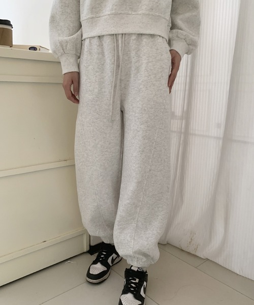 LOWO(ロワ)の「フロントプリント スウェット トレーナー ワイドパンツ セットアップ 上下セット(セットアップ・レディース・ネイビー/イエロー/ライトグレー/オフホワイト/ブルー・FREE)」の14枚目の写真