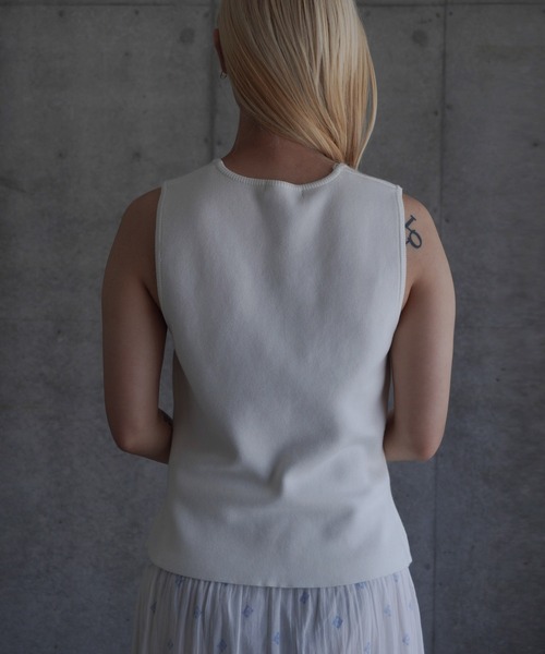 gina tricot(ジーナトリコ)の「Knitted vest(ベスト・レディース・ブラック/オフホワイト・S)」の4枚目の写真