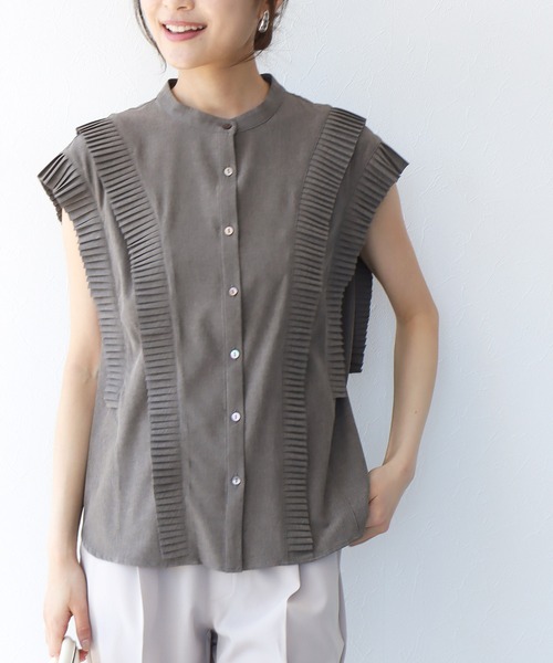 Jines(ジネス)の「プリーツディティール バンドカラーブラウス(シャツ/ブラウス・レディース・ホワイト/ブラウン/グリーン/ベージュ/ネイビー・38)」の1枚目の写真