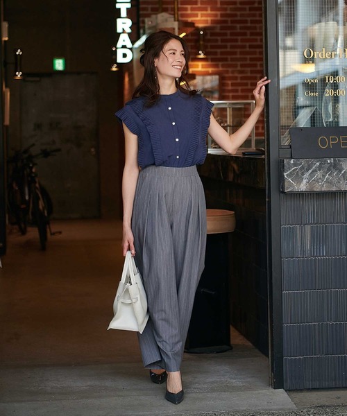 Jines(ジネス)の「プリーツディティール バンドカラーブラウス(シャツ/ブラウス・レディース・ホワイト/ブラウン/グリーン/ベージュ/ネイビー・38)」の7枚目の写真