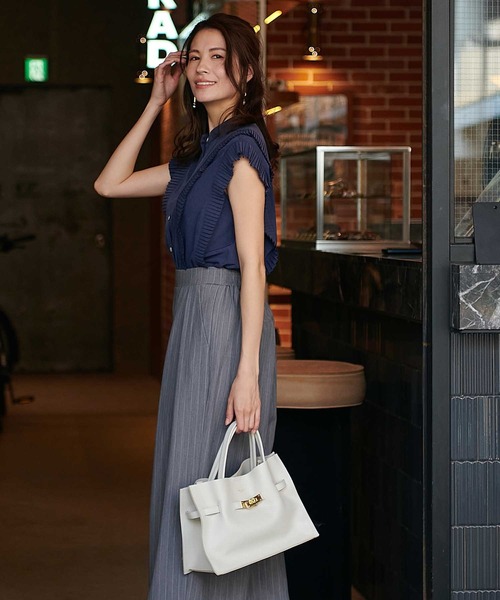 Jines(ジネス)の「プリーツディティール バンドカラーブラウス(シャツ/ブラウス・レディース・ホワイト/ブラウン/グリーン/ベージュ/ネイビー・38)」の8枚目の写真