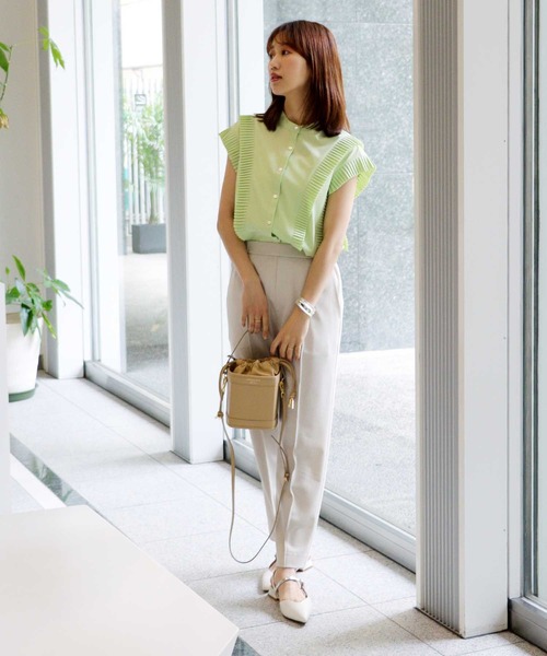 Jines(ジネス)の「プリーツディティール バンドカラーブラウス(シャツ/ブラウス・レディース・ホワイト/ブラウン/グリーン/ベージュ/ネイビー・38)」の12枚目の写真