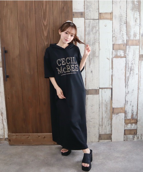 CECIL McBEE(セシルマクビー)の「ワッペンロゴパーカーワンピース(ワンピース・レディース・ブラック/グレー・MEDIUM/LARGE)」の1枚目の写真