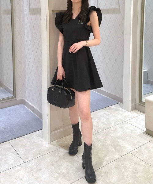 美品⭐︎riendaベージュ シャツワンピース 半袖 フリル付き セール】ラッフルデザインフレアワンピース（シャツワンピース