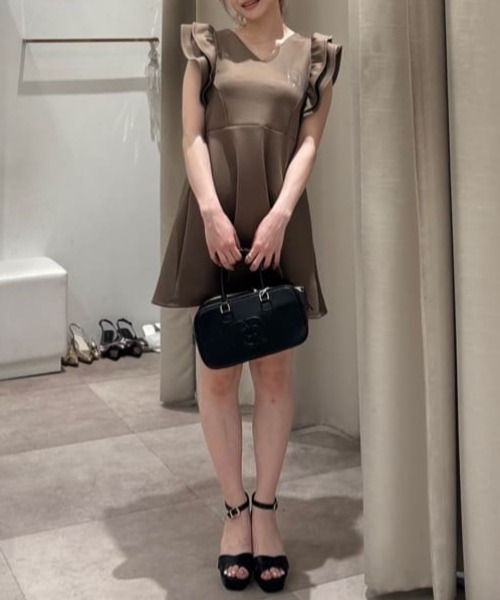 美品⭐︎riendaベージュ シャツワンピース 半袖 フリル付き rienda｜リエンダのワンピース/ドレス（ベージュ系・半袖）通販