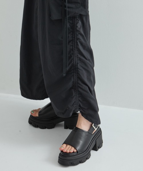 STUDIOUS（ステュディオス）の「【STUDIOUS/ステュディオス】Drawstring Cargo Skirt/ドローストリングカーゴスカート（スカート・レディース・ブラック/ダークグレー・1/2）」の16枚目の写真