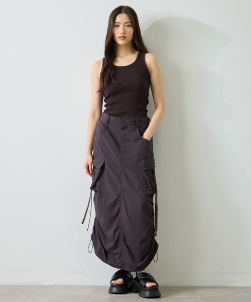 STUDIOUS(ステュディオス)の「【STUDIOUS/ステュディオス】Drawstring Cargo Skirt/ドローストリングカーゴスカート(スカート・レディース・ブラック/ダークグレー・1/2)」の4枚目の写真