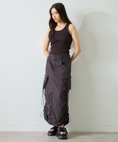 STUDIOUS(ステュディオス)の「【STUDIOUS/ステュディオス】Drawstring Cargo Skirt/ドローストリングカーゴスカート(スカート・レディース・ブラック/ダークグレー・1/2)」の5枚目の写真