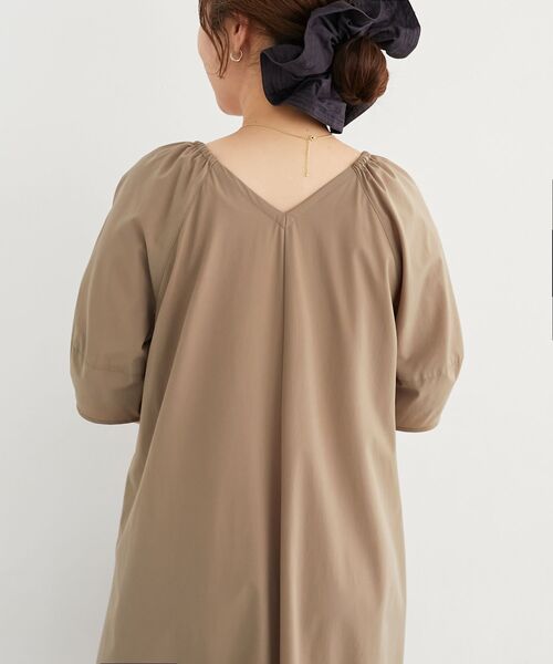 le.coeur blanc(ルクールブラン)の「《接触冷感》ナイロンストレッチ2WAYワンピース(ワンピース・レディース・ダークグレー/カーキオリーブ・38)」の3枚目の写真